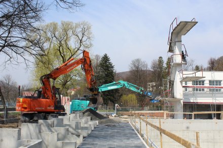 Wyburzanie wieży na basenie